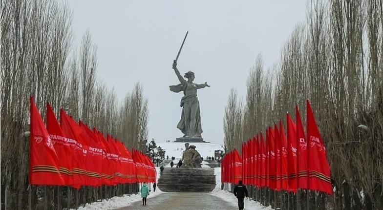 В Волгограде прошел праздничный салют в честь 75-летия победы в Сталинградской битве