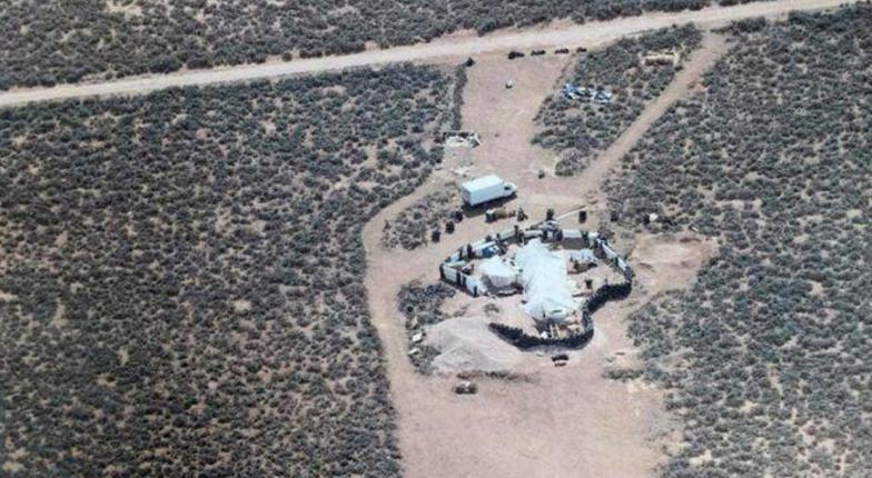 В США обнаружен лагерь в пустыне, где насильно удерживались 11 истощенных от голода детей