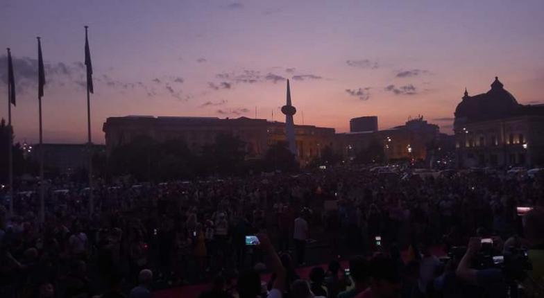 В Бухаресте тысячи протестующих требуют отставок в МВД