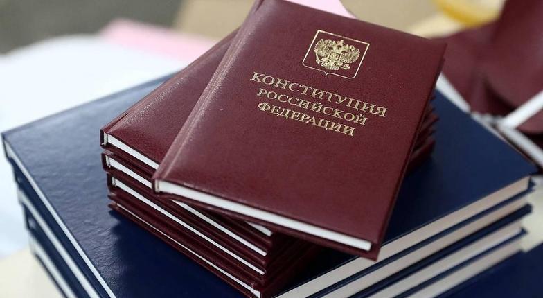 'Путинские поправки' в Конституцию вступают в силу с 4 июля